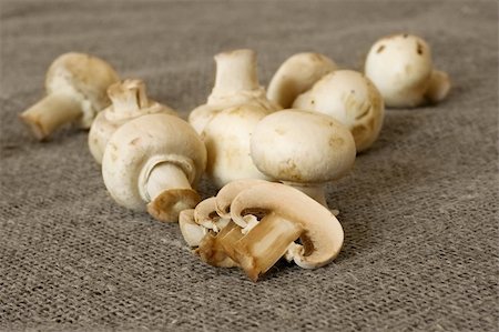 table mushrooms, sliced, close-up, shot on textile background Photographie de stock - Aubaine LD & Abonnement, Code: 400-04021499
