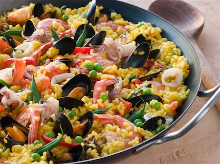 paella - Seafood Paella in a Paella Pan Fotografie stock - Microstock e Abbonamento, Codice: 400-04021785