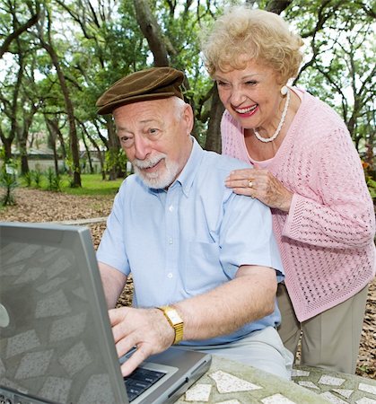 simsearch:400-04065020,k - Senior couple on computer enjoying e-mail from their grandchildren. Foto de stock - Royalty-Free Super Valor e Assinatura, Número: 400-04022094
