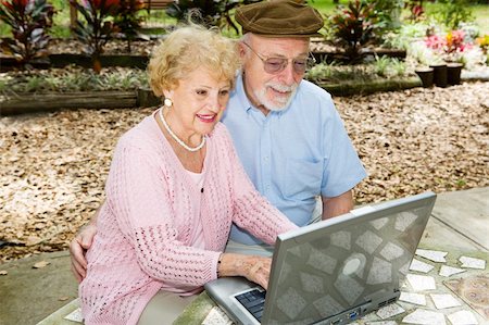 simsearch:400-04065020,k - Senior couple outdoors on their laptop computer. Foto de stock - Royalty-Free Super Valor e Assinatura, Número: 400-04022099