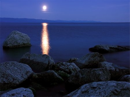 Moonrise on lake Baikal Foto de stock - Super Valor sin royalties y Suscripción, Código: 400-04022390