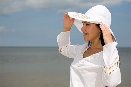 attractive brunette woman relaxing on beach Photographie de stock - Aubaine LD & Abonnement, Code: 400-04023487
