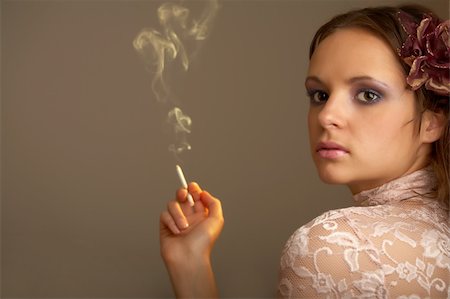 simsearch:400-04604293,k - The beautiful woman having reflected smokes a cigarette Stockbilder - Microstock & Abonnement, Bildnummer: 400-04023507