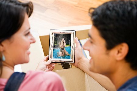 simsearch:400-04023689,k - Young couple unpacking photos at new home Foto de stock - Super Valor sin royalties y Suscripción, Código: 400-04023688