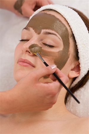 facial mask brush - A beautiful young brunette woman having a chocolate face mask applied by a beautician Stock Photo - Budget Royalty-Free & Subscription, Code: 400-04023975