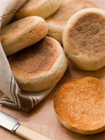simsearch:400-04034516,k - Toasted English Muffins Stock Photo - Budget Royalty-Free & Subscription, Code: 400-04034396