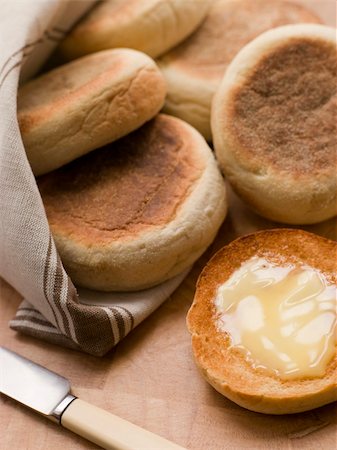 simsearch:400-04034516,k - Toasted English Muffins with Butter Stock Photo - Budget Royalty-Free & Subscription, Code: 400-04034397