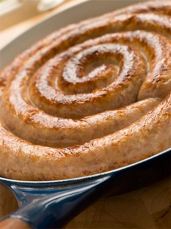 Cumberland Sausage Coil in a Frying Pan Stock Photo - Budget Royalty-Free & Subscription, Code: 400-04034465