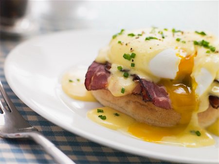 simsearch:614-08877000,k - Plate of Eggs Benedict Photographie de stock - Aubaine LD & Abonnement, Code: 400-04034476