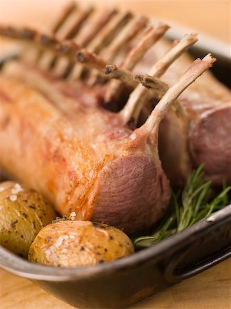 rôti d'agneau - Best End Of English Spring Lamb with Rosemary Roasted New Potato Photographie de stock - Aubaine LD & Abonnement, Code: 400-04034515