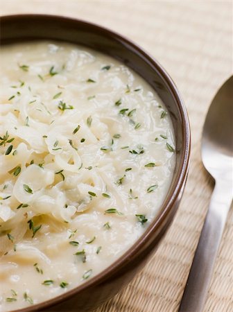 simsearch:400-04033844,k - Bowl of White Onion and Cider Soup Foto de stock - Royalty-Free Super Valor e Assinatura, Número: 400-04034527