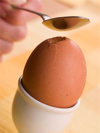 simsearch:400-04034516,k - Boiled Egg being cracked open with a spoon Stock Photo - Budget Royalty-Free & Subscription, Code: 400-04034521