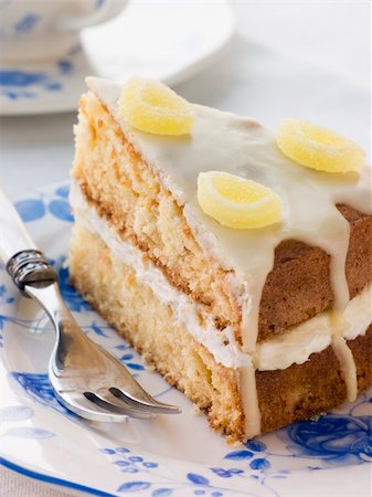 simsearch:400-04043205,k - Slice of Lemon Drizzle Cake Stockbilder - Microstock & Abonnement, Bildnummer: 400-04034594
