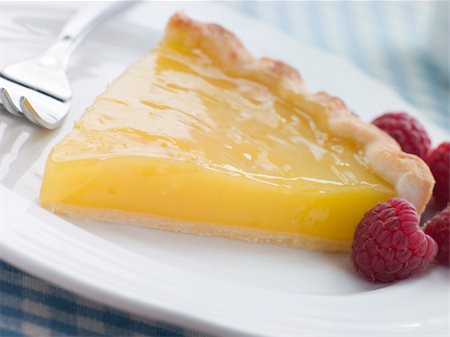 simsearch:400-04034506,k - Slice of Lemon Curd Tart with English Raspberries Foto de stock - Super Valor sin royalties y Suscripción, Código: 400-04034600