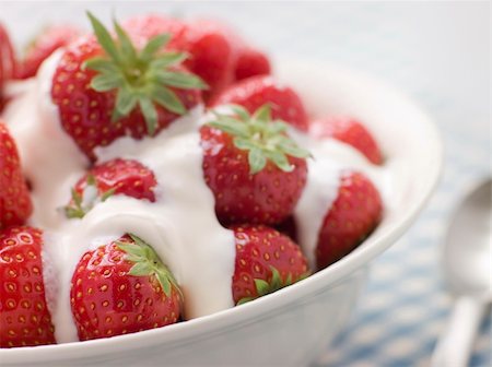 Bowl of Strawberries and Cream Stock Photo - Budget Royalty-Free & Subscription, Code: 400-04034642