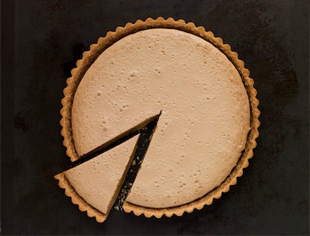 english pie - Whole Gypsy Tart with a Slice Stock Photo - Budget Royalty-Free & Subscription, Code: 400-04034669