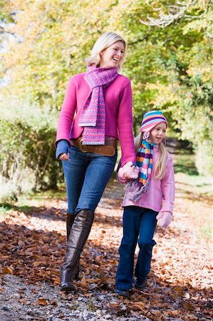 simsearch:400-05686748,k - Mother and daughter walking along woodland path in autumn Fotografie stock - Microstock e Abbonamento, Codice: 400-04035000