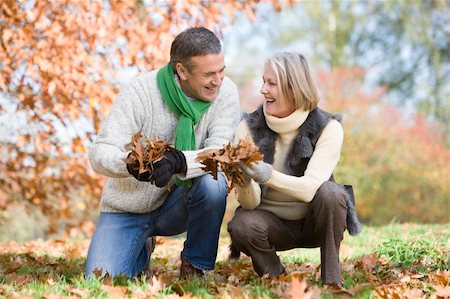simsearch:400-05911333,k - Senior couple collecting autumn leaves together Fotografie stock - Microstock e Abbonamento, Codice: 400-04035133