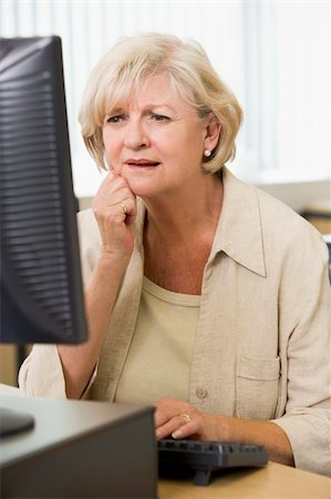 senior technology confused - Confused woman frowning at computer monitor Foto de stock - Super Valor sin royalties y Suscripción, Código: 400-04035188