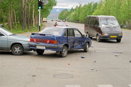 Collision of automobiles on a crossroads Stockbilder - Microstock & Abonnement, Bildnummer: 400-04035514