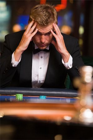 Man losing at roulette table in casino Foto de stock - Super Valor sin royalties y Suscripción, Código: 400-04035674