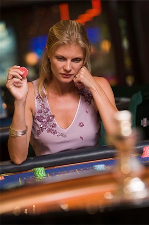 Woman losing at roulette table Foto de stock - Super Valor sin royalties y Suscripción, Código: 400-04035717