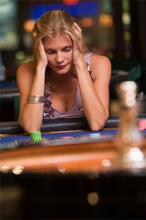 Woman losing at roulette table in casino Foto de stock - Super Valor sin royalties y Suscripción, Código: 400-04035718