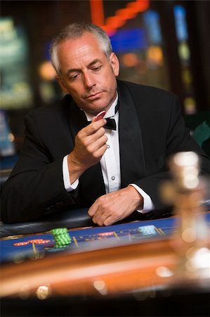 Man losing at roulette table in casino Foto de stock - Super Valor sin royalties y Suscripción, Código: 400-04035725