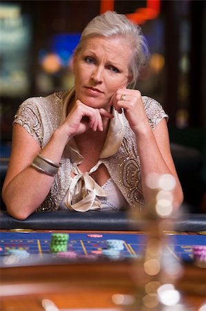 Woman losing at roulette table in casino Foto de stock - Super Valor sin royalties y Suscripción, Código: 400-04035737
