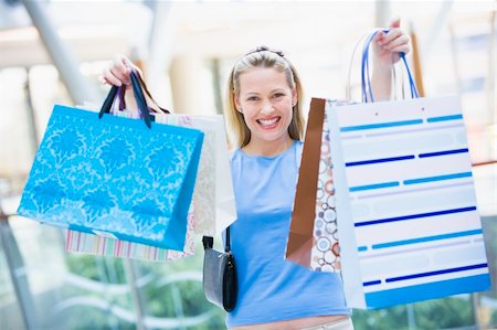 Woman shopping in mall holding bags Foto de stock - Super Valor sin royalties y Suscripción, Código: 400-04035937