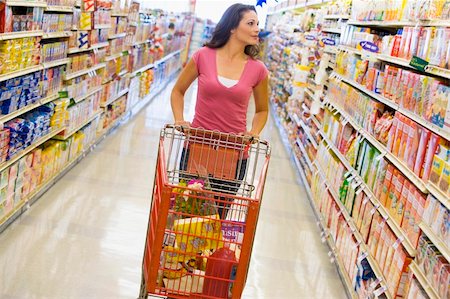 simsearch:6102-03827690,k - Young woman grocery shopping in supermarket Fotografie stock - Microstock e Abbonamento, Codice: 400-04036068