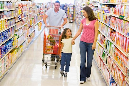 parents shopping trolley - Family grocery shopping in supermarket Foto de stock - Super Valor sin royalties y Suscripción, Código: 400-04036086