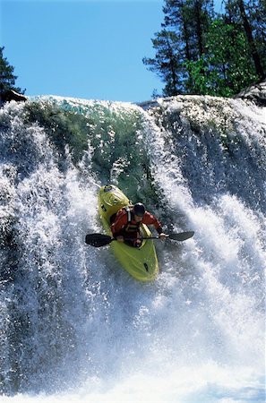 simsearch:400-04536316,k - Young man kayaking down waterfall Foto de stock - Super Valor sin royalties y Suscripción, Código: 400-04036406