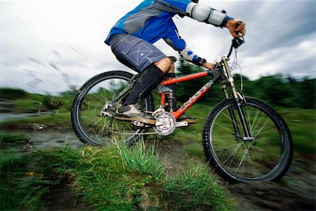 extreme mountain biking - Young man mountain biking Foto de stock - Super Valor sin royalties y Suscripción, Código: 400-04036413