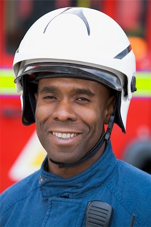 simsearch:400-04036456,k - Portrait of a firefighter standing in front of a fire engine Foto de stock - Royalty-Free Super Valor e Assinatura, Número: 400-04036601