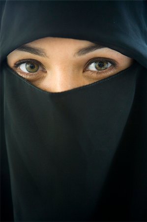 Portrait of a middle eastern woman wearing a black hijab Stockbilder - Microstock & Abonnement, Bildnummer: 400-04036857