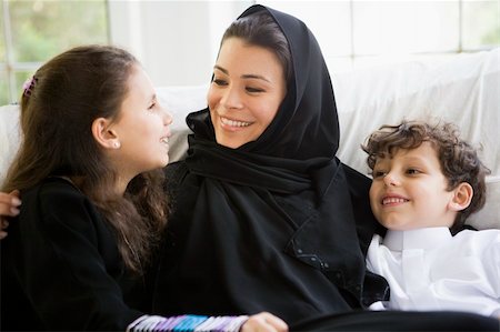 simsearch:400-04038226,k - A Middle Eastern woman with her children Foto de stock - Super Valor sin royalties y Suscripción, Código: 400-04036867