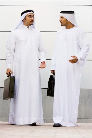 Deux hommes d'affaires du Moyen-Orient, tenant un porte-documents Photographie de stock - Aubaine LD & Abonnement, Code: 400-04036989