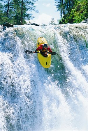 simsearch:400-04536316,k - Young man kayaking down waterfall Foto de stock - Super Valor sin royalties y Suscripción, Código: 400-04037287