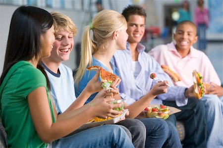 eating in the classroom - Teenagers enjoying lunch together Stock Photo - Budget Royalty-Free & Subscription, Code: 400-04038032