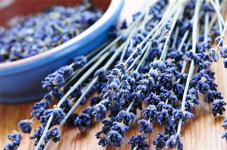 Bunch of dried lavender herb and lavender flowers in a bowl Photographie de stock - Aubaine LD & Abonnement, Code: 400-04038118