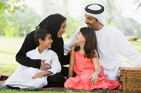 simsearch:400-04038226,k - A Middle Eastern family sitting in a park Foto de stock - Super Valor sin royalties y Suscripción, Código: 400-04038224