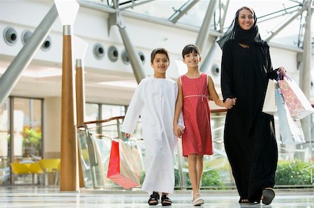 simsearch:400-04038226,k - A Middle Eastern woman with two children in a shopping mall Foto de stock - Super Valor sin royalties y Suscripción, Código: 400-04038237