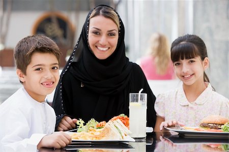 simsearch:400-04038226,k - A Middle Eastern family enjoying a meal in a restaurant Foto de stock - Super Valor sin royalties y Suscripción, Código: 400-04038270