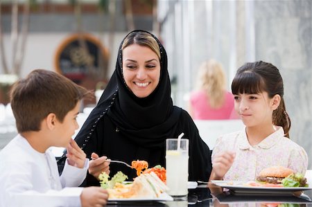 simsearch:400-04038226,k - A Middle Eastern family enjoying a meal in a restaurant Foto de stock - Super Valor sin royalties y Suscripción, Código: 400-04038271