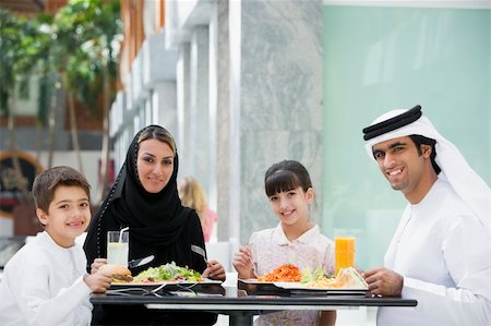 simsearch:400-04038226,k - A Middle Eastern family enjoying a meal in a restaurant Foto de stock - Super Valor sin royalties y Suscripción, Código: 400-04038272