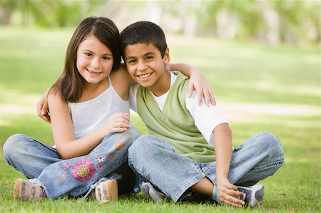 Two children sitting in park together Foto de stock - Super Valor sin royalties y Suscripción, Código: 400-04038281