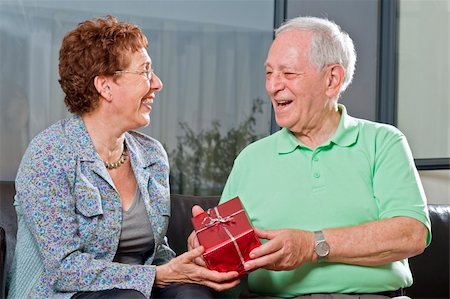 simsearch:400-08679589,k - senior couple giving gift to each other Foto de stock - Super Valor sin royalties y Suscripción, Código: 400-04038475