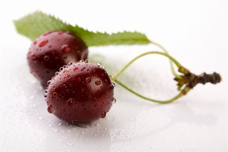 simsearch:400-04864980,k - The Wild Cherry or Sweet Cherry on the white background. Photographie de stock - Aubaine LD & Abonnement, Code: 400-04038664