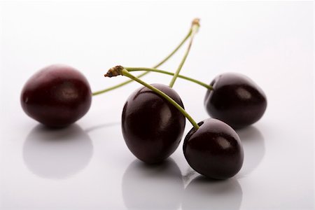 simsearch:400-04864980,k - The Wild Cherry or Sweet Cherry on the white background. Photographie de stock - Aubaine LD & Abonnement, Code: 400-04038673